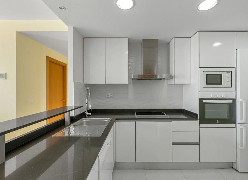 Ático de 2 habitaciones en Punta Prima en venta con piscina garaje - 699.000 € (Ref: 9902074)