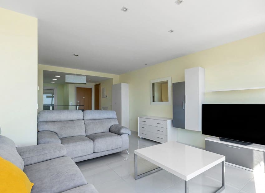 Ático de 2 habitaciones en Punta Prima en venta con piscina garaje - 699.000 € (Ref: 9902074)