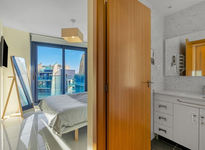 Ático de 2 habitaciones en Punta Prima en venta con piscina garaje - 699.000 € (Ref: 9902074)