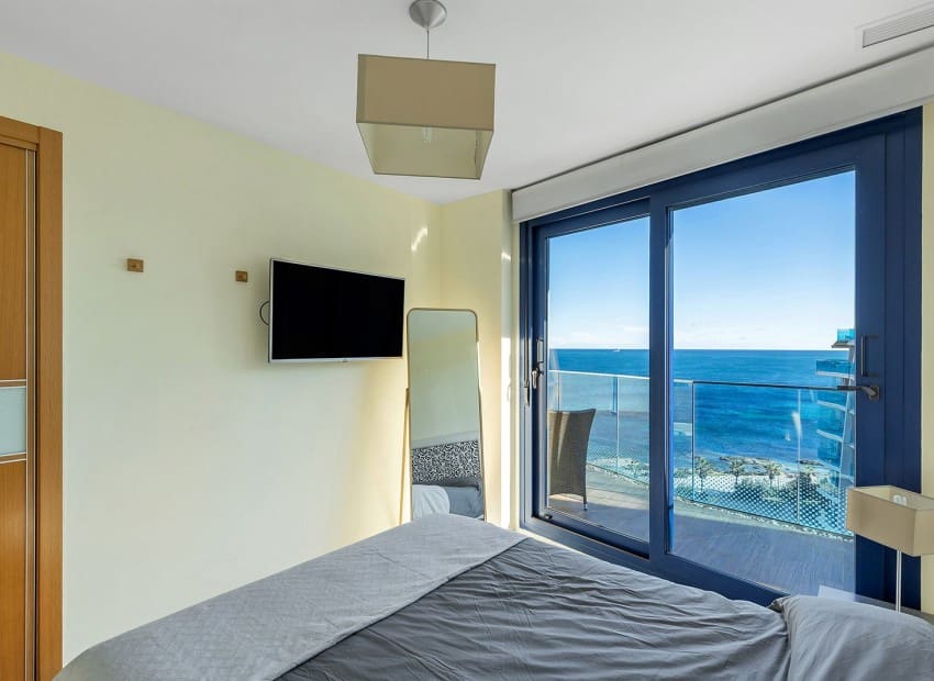 Ático de 2 habitaciones en Punta Prima en venta con piscina garaje - 699.000 € (Ref: 9902074)