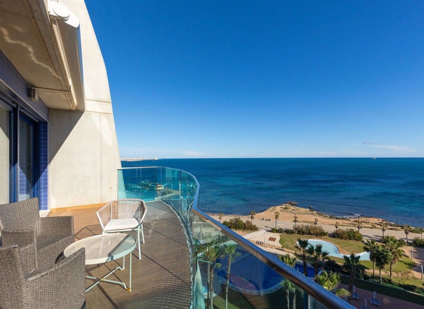 Ático de 2 habitaciones en Punta Prima en venta con piscina garaje - 699.000 € (Ref: 9902074)