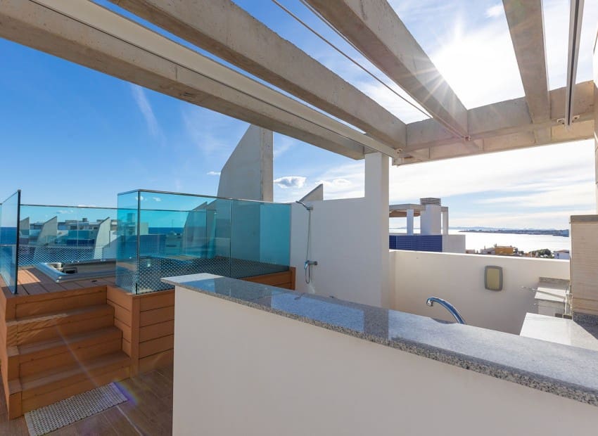 Ático de 2 habitaciones en Punta Prima en venta con piscina garaje - 699.000 € (Ref: 9902074)