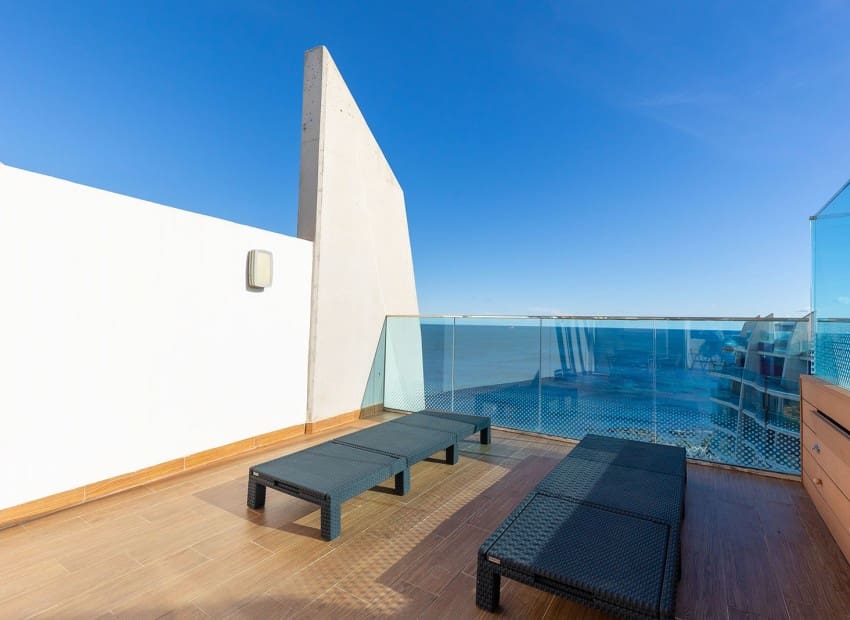 Ático de 2 habitaciones en Punta Prima en venta con piscina garaje - 699.000 € (Ref: 9902074)