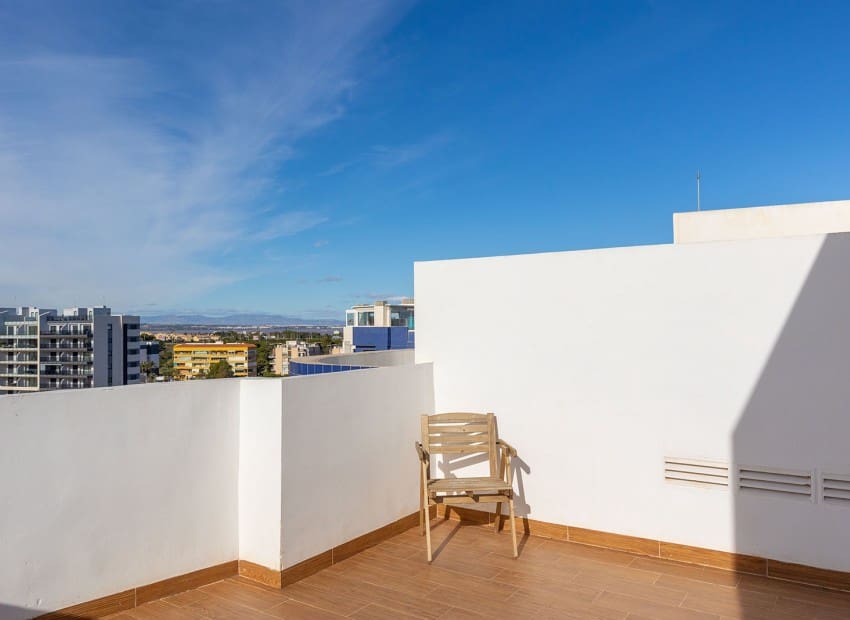 Ático de 2 habitaciones en Punta Prima en venta con piscina garaje - 699.000 € (Ref: 9902074)