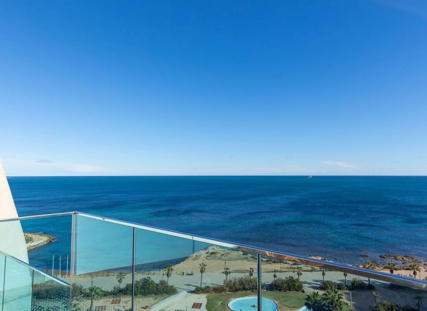 Ático de 2 habitaciones en Punta Prima en venta con piscina garaje - 699.000 € (Ref: 9902074)