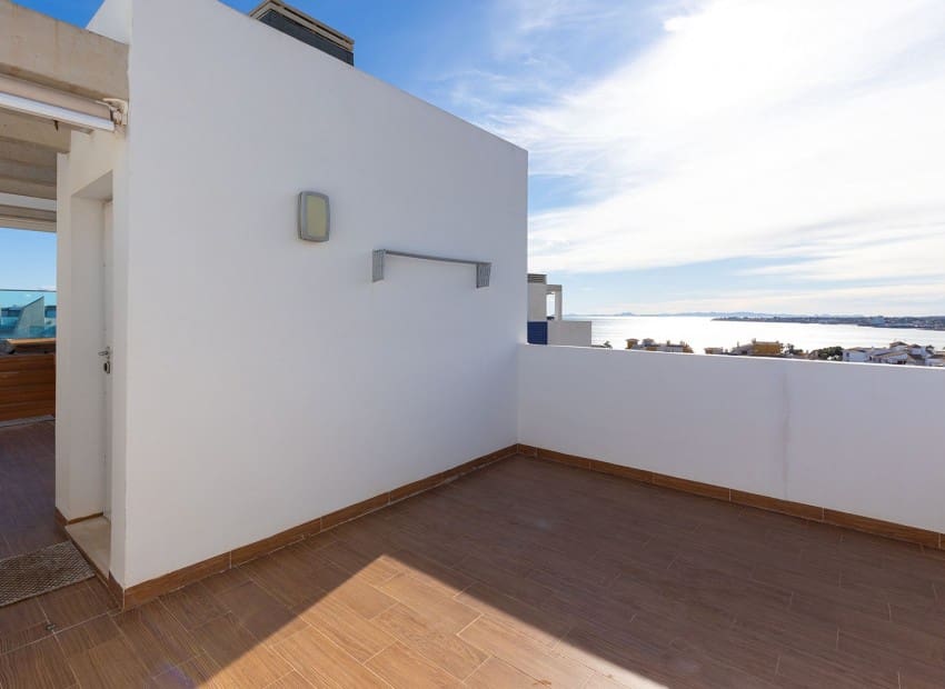 Ático de 2 habitaciones en Punta Prima en venta con piscina garaje - 699.000 € (Ref: 9902074)