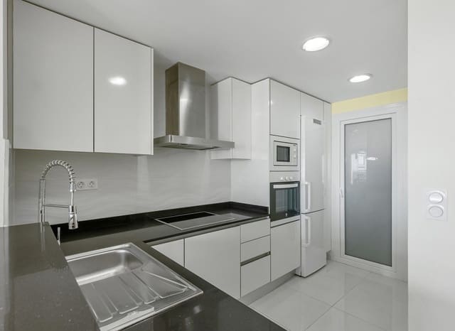 Ático de 2 habitaciones en Punta Prima, Torrevieja en venta con piscina garaje - 699.000 € (Ref: 9902074)