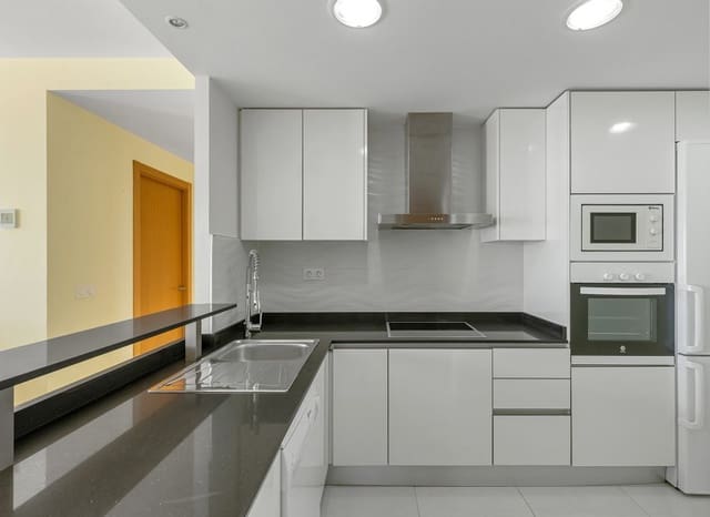 Ático de 2 habitaciones en Punta Prima, Torrevieja en venta con piscina garaje - 699.000 € (Ref: 9902074)
