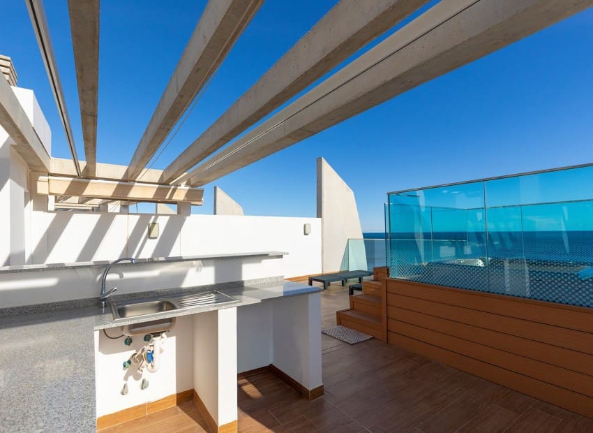 Ático de 2 habitaciones en Punta Prima en venta con piscina garaje - 699.000 € (Ref: 9902074)
