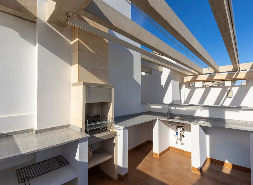 Ático de 2 habitaciones en Punta Prima en venta con piscina garaje - 699.000 € (Ref: 9902074)