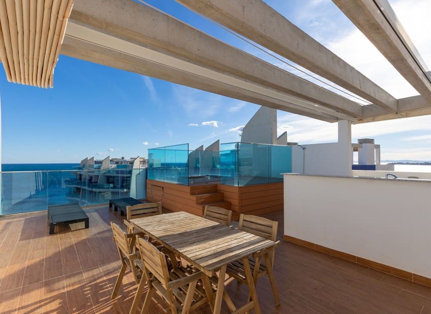 Ático de 2 habitaciones en Punta Prima en venta con piscina garaje - 699.000 € (Ref: 9902074)