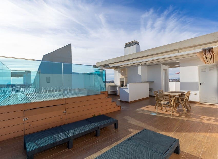 Ático de 2 habitaciones en Punta Prima en venta con piscina garaje - 699.000 € (Ref: 9902074)