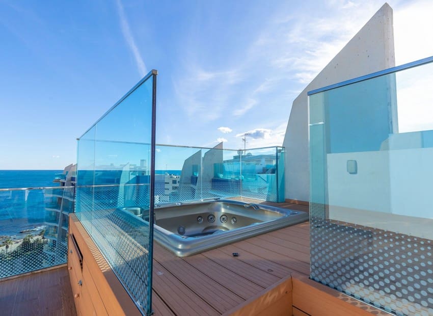 Ático de 2 habitaciones en Punta Prima en venta con piscina garaje - 699.000 € (Ref: 9902074)