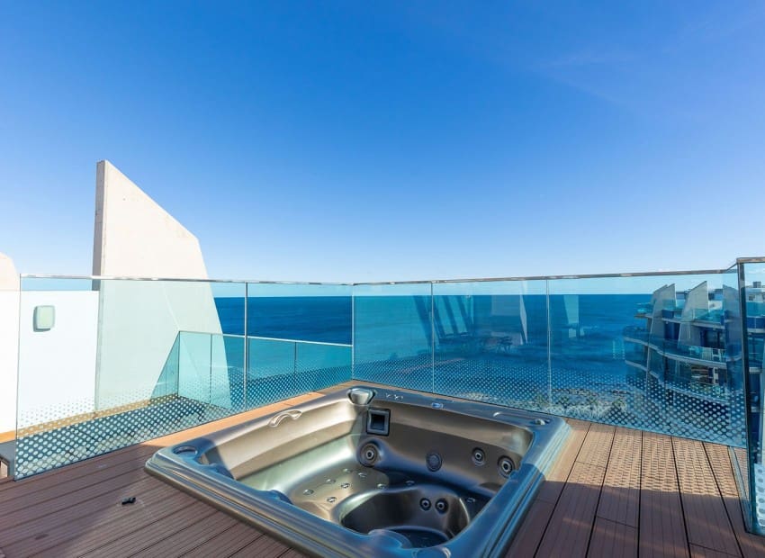 Ático de 2 habitaciones en Punta Prima en venta con piscina garaje - 699.000 € (Ref: 9902074)
