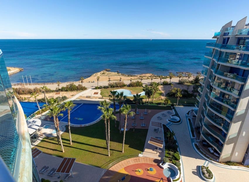 Ático de 2 habitaciones en Punta Prima en venta con piscina garaje - 699.000 € (Ref: 9902074)