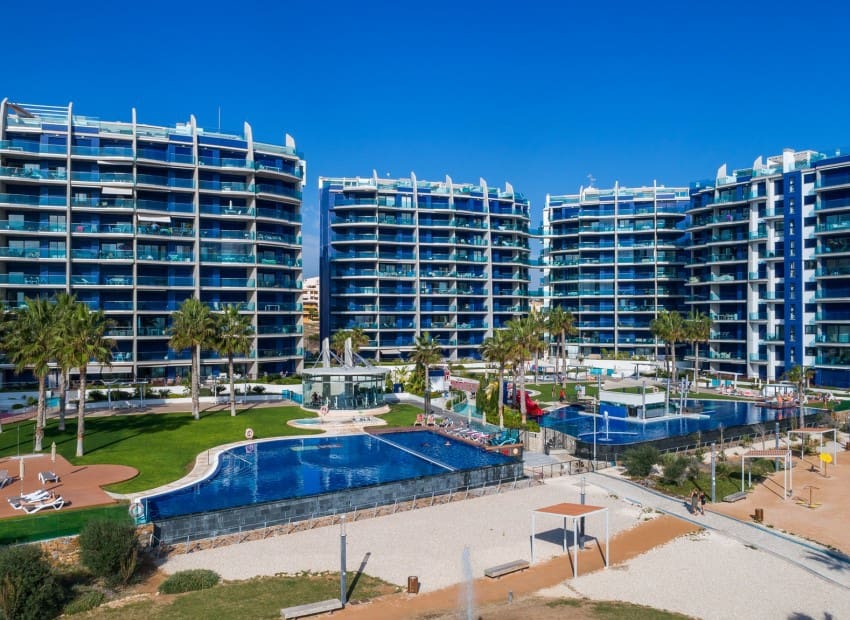 Ático de 2 habitaciones en Punta Prima en venta con piscina garaje - 699.000 € (Ref: 9902074)