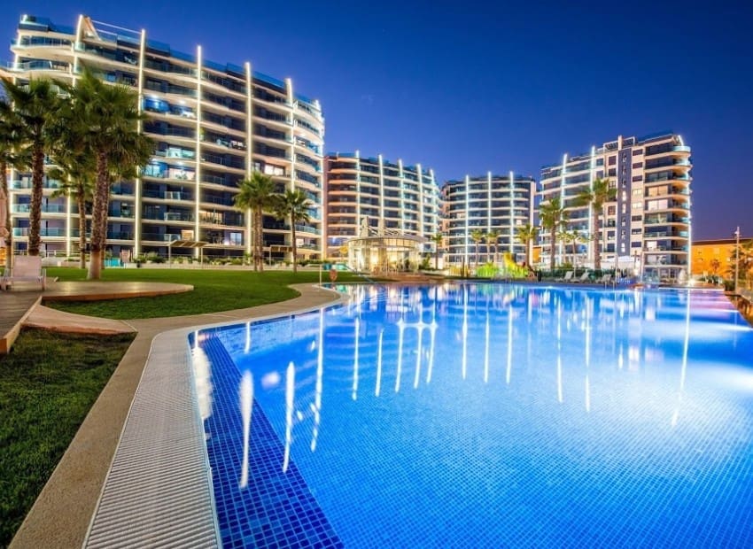 Ático de 2 habitaciones en Punta Prima en venta con piscina garaje - 699.000 € (Ref: 9902074)