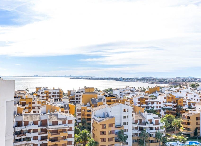 Ático de 2 habitaciones en Punta Prima en venta con piscina garaje - 699.000 € (Ref: 9902074)