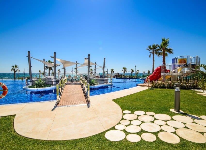 Ático de 2 habitaciones en Punta Prima en venta con piscina garaje - 699.000 € (Ref: 9902074)