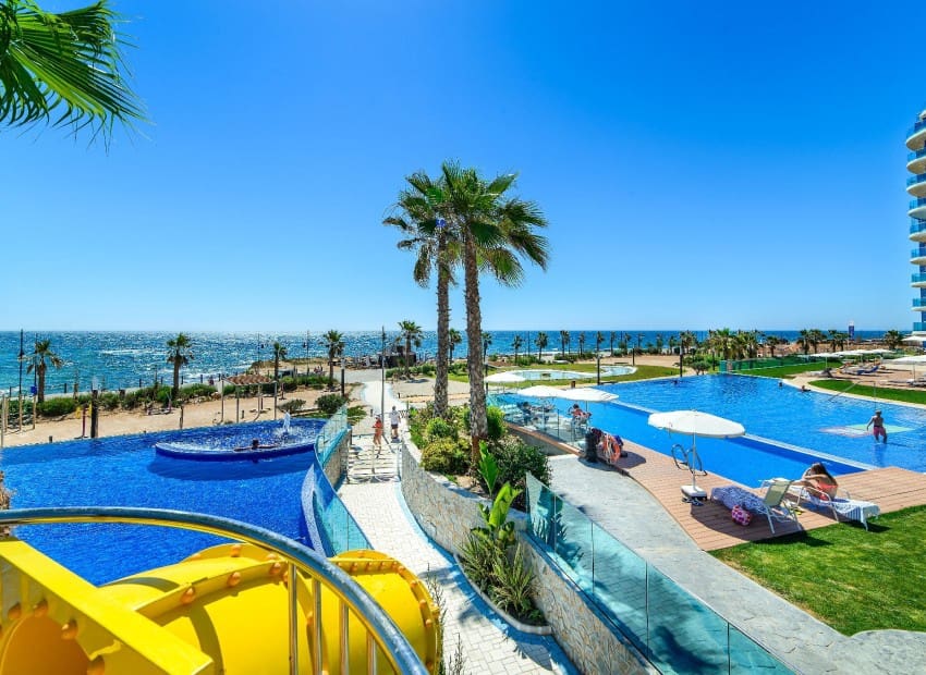 Ático de 2 habitaciones en Punta Prima en venta con piscina garaje - 699.000 € (Ref: 9902074)