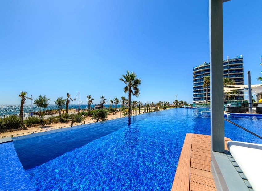 Ático de 2 habitaciones en Punta Prima en venta con piscina garaje - 699.000 € (Ref: 9902074)