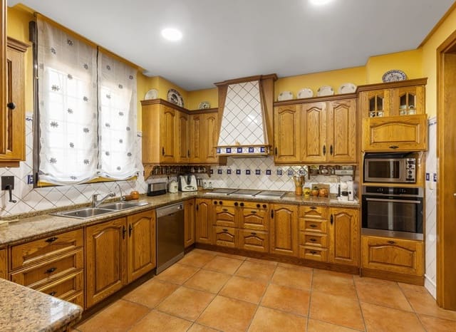 Chalet de 5 habitaciones en La Veleta, Torrevieja en venta con piscina garaje - 2.490.000 € (Ref: 9902188)