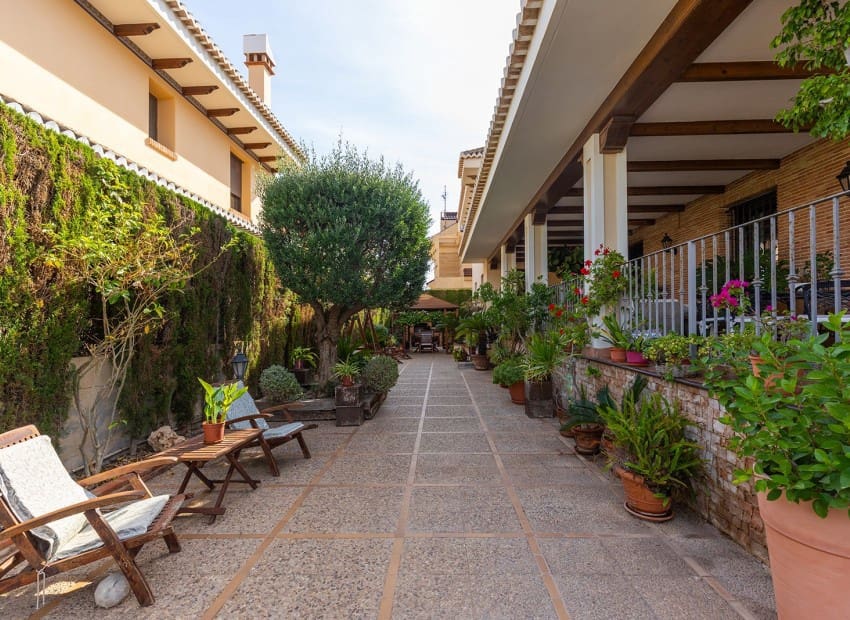 Chalet de 5 habitaciones en La Veleta en venta con piscina garaje - 2.490.000 € (Ref: 9902188)
