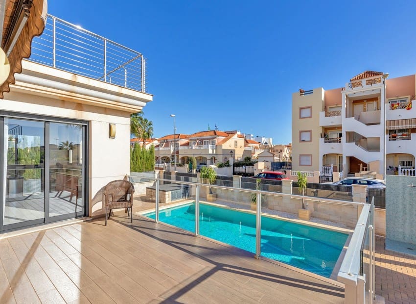 5 sovrum Villa till salu i La Zenia med pool - 895 000 € (Ref: 9902331)