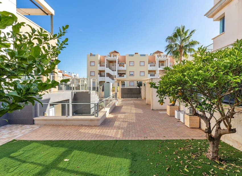 5 sovrum Villa till salu i La Zenia med pool - 895 000 € (Ref: 9902331)