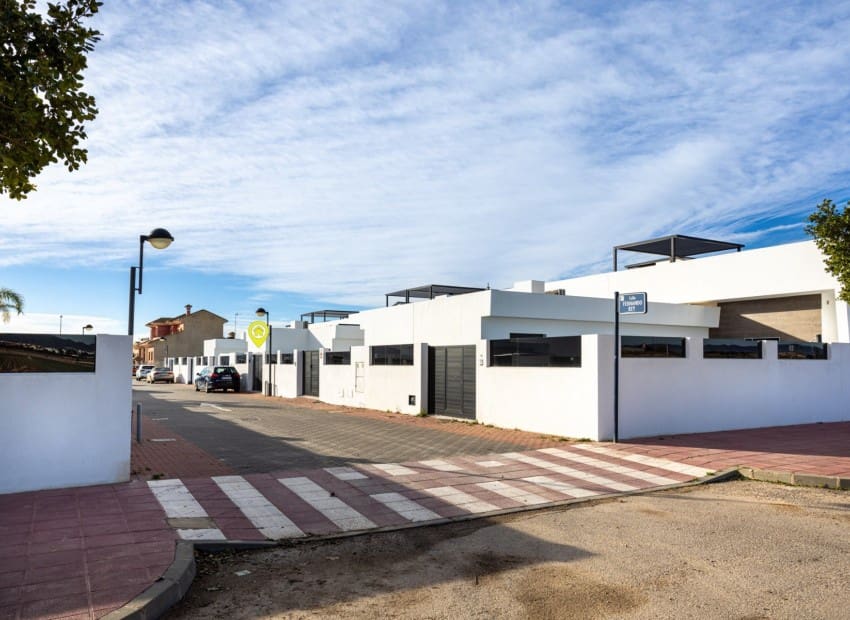 3 soverom Villa til salgs i Roldan med svømmebasseng garasje - € 319 990 (Ref: 9911815)