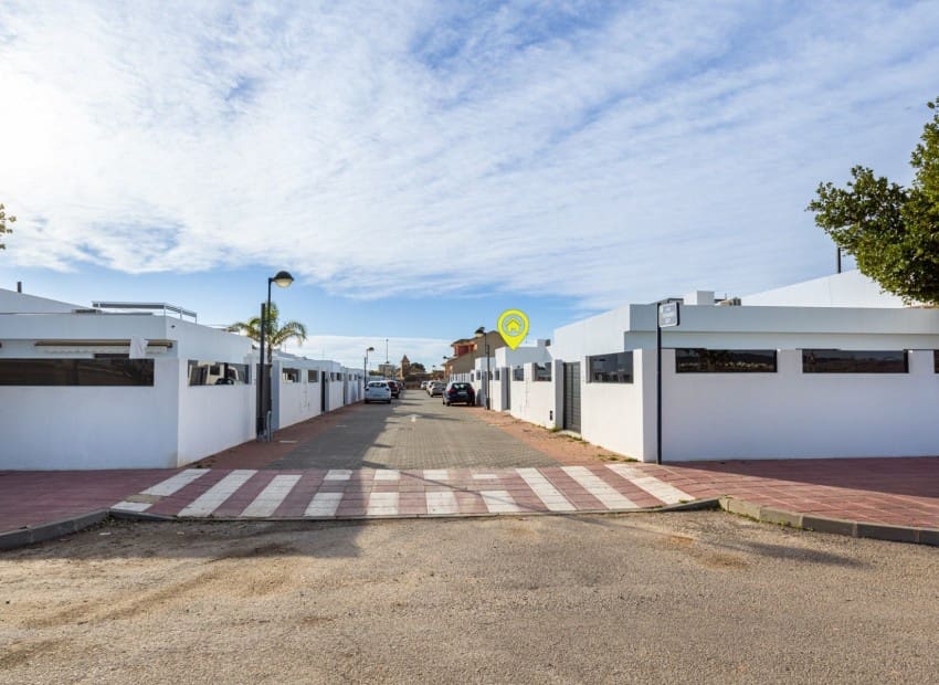3 soverom Villa til salgs i Roldan med svømmebasseng garasje - € 319 990 (Ref: 9911815)