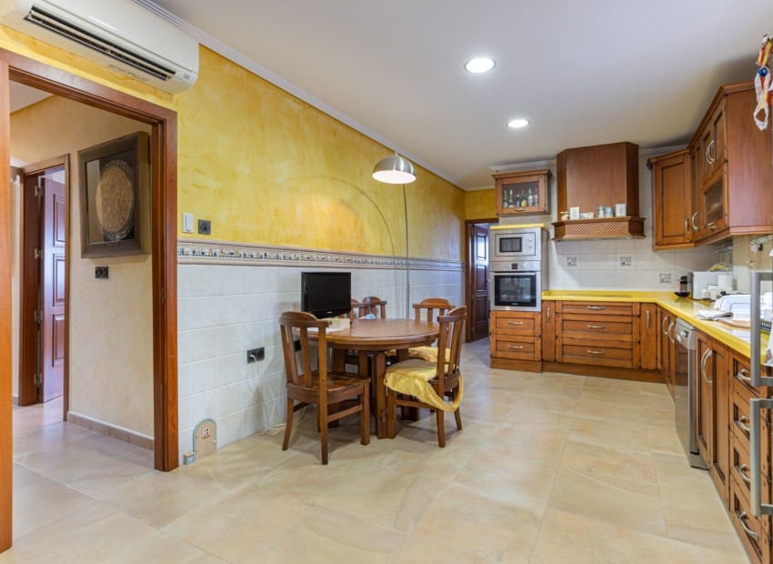 Chalet de 4 habitaciones en Los Montesinos en venta con piscina garaje - 750.000 € (Ref: 9911930)
