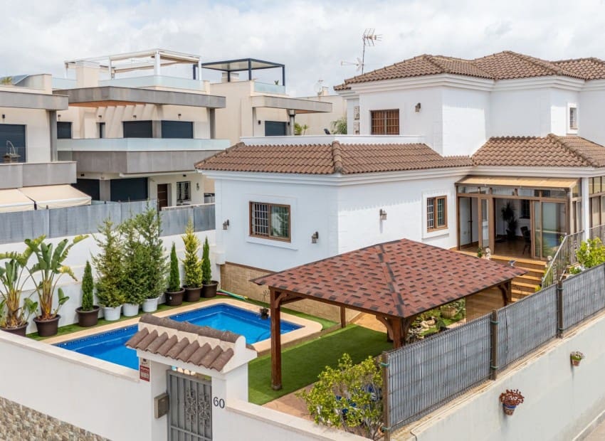 Chalet de 4 habitaciones en Los Montesinos en venta con piscina garaje - 750.000 € (Ref: 9911930)