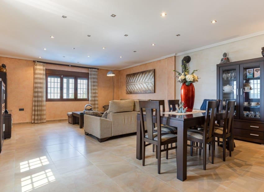 Chalet de 4 habitaciones en Los Montesinos en venta con piscina garaje - 750.000 € (Ref: 9911930)
