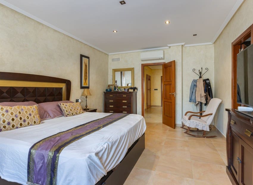 Chalet de 4 habitaciones en Los Montesinos en venta con piscina garaje - 750.000 € (Ref: 9911930)