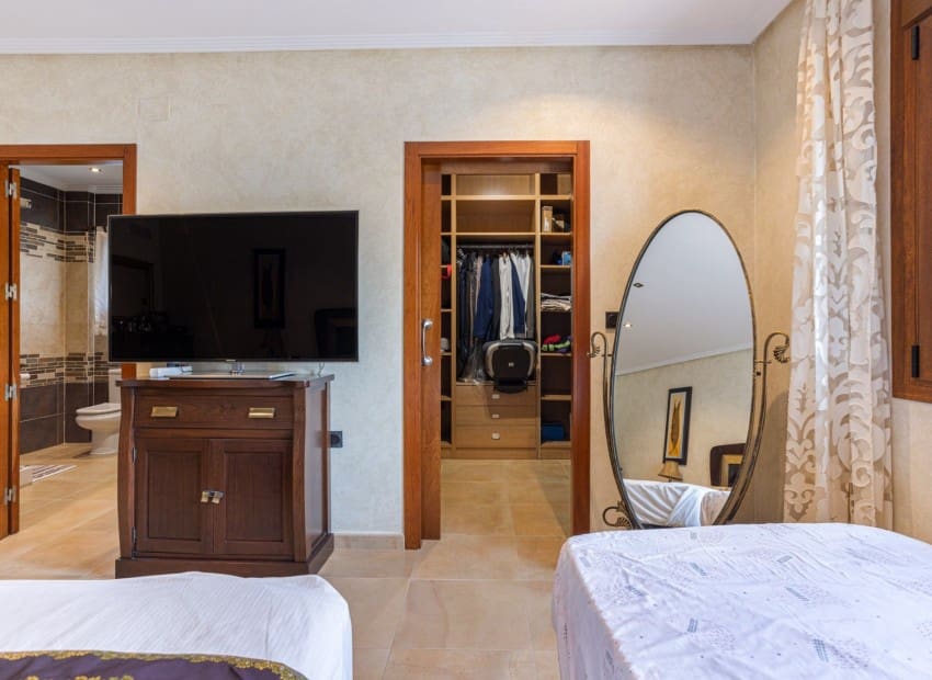 Chalet de 4 habitaciones en Los Montesinos en venta con piscina garaje - 750.000 € (Ref: 9911930)