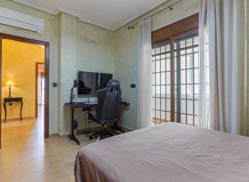 Chalet de 4 habitaciones en Los Montesinos en venta con piscina garaje - 750.000 € (Ref: 9911930)