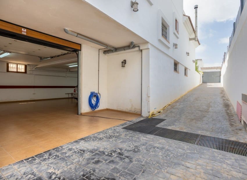 Chalet de 4 habitaciones en Los Montesinos en venta con piscina garaje - 750.000 € (Ref: 9911930)