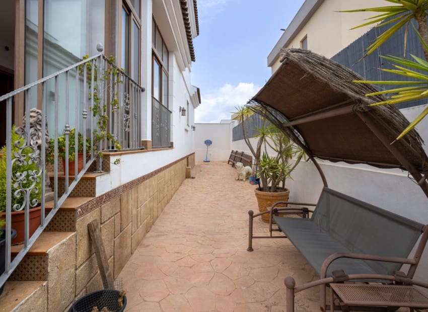 Chalet de 4 habitaciones en Los Montesinos en venta con piscina garaje - 750.000 € (Ref: 9911930)