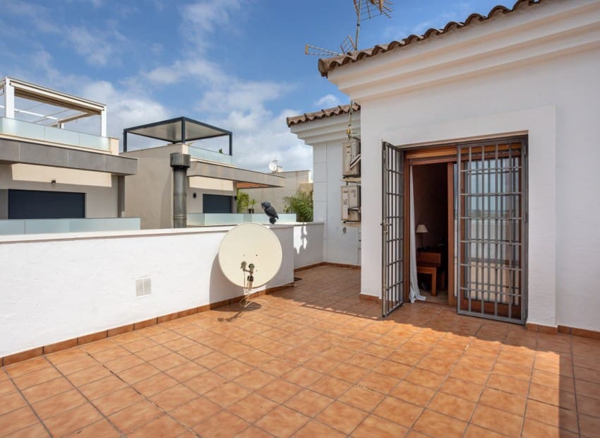Chalet de 4 habitaciones en Los Montesinos en venta con piscina garaje - 750.000 € (Ref: 9911930)