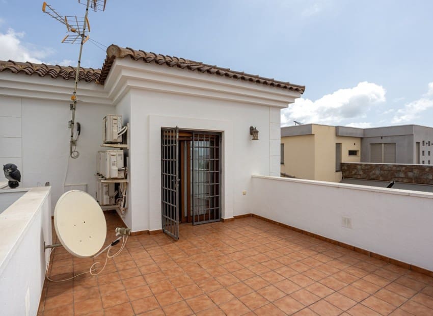 Chalet de 4 habitaciones en Los Montesinos en venta con piscina garaje - 750.000 € (Ref: 9911930)