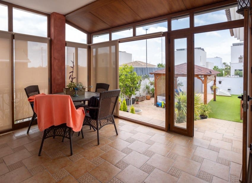 Chalet de 4 habitaciones en Los Montesinos en venta con piscina garaje - 750.000 € (Ref: 9911930)