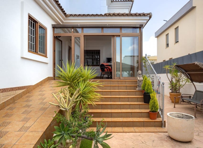 Chalet de 4 habitaciones en Los Montesinos en venta con piscina garaje - 750.000 € (Ref: 9911930)