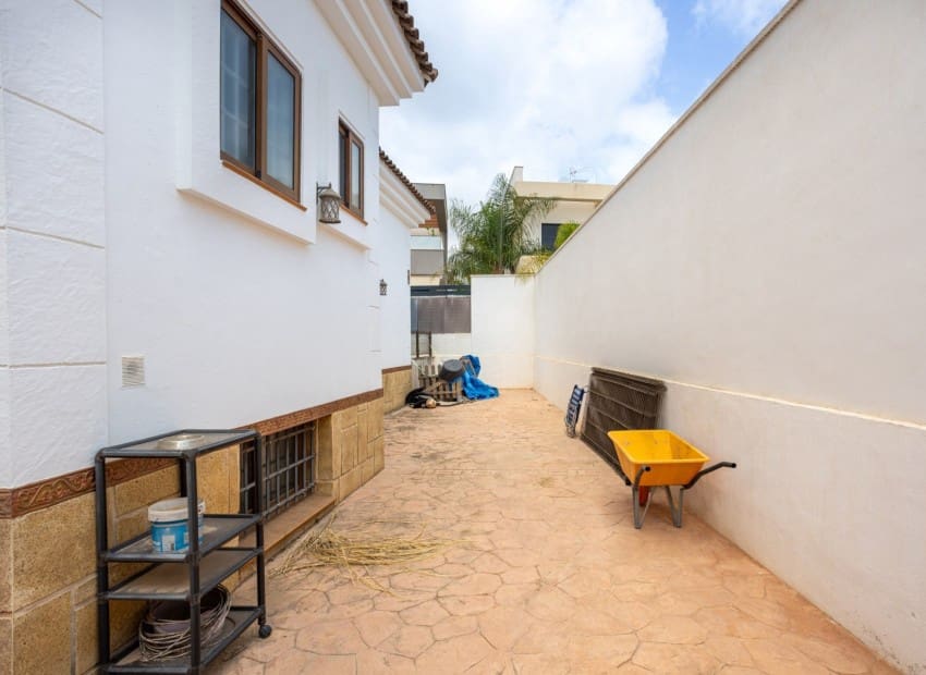 Chalet de 4 habitaciones en Los Montesinos en venta con piscina garaje - 750.000 € (Ref: 9911930)