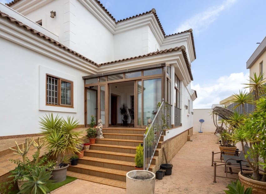 Chalet de 4 habitaciones en Los Montesinos en venta con piscina garaje - 750.000 € (Ref: 9911930)