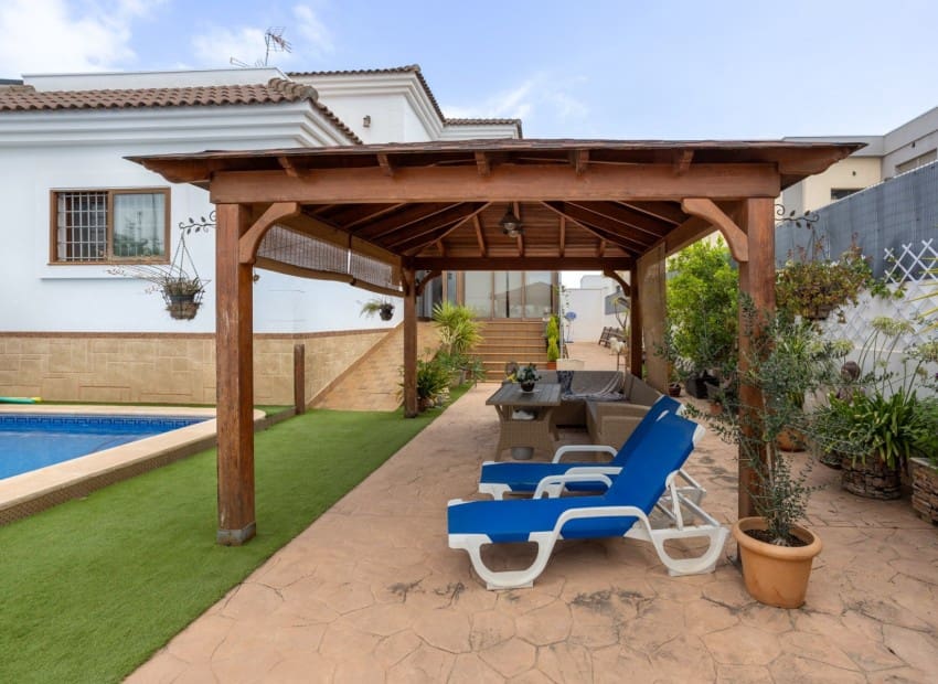 Chalet de 4 habitaciones en Los Montesinos en venta con piscina garaje - 750.000 € (Ref: 9911930)