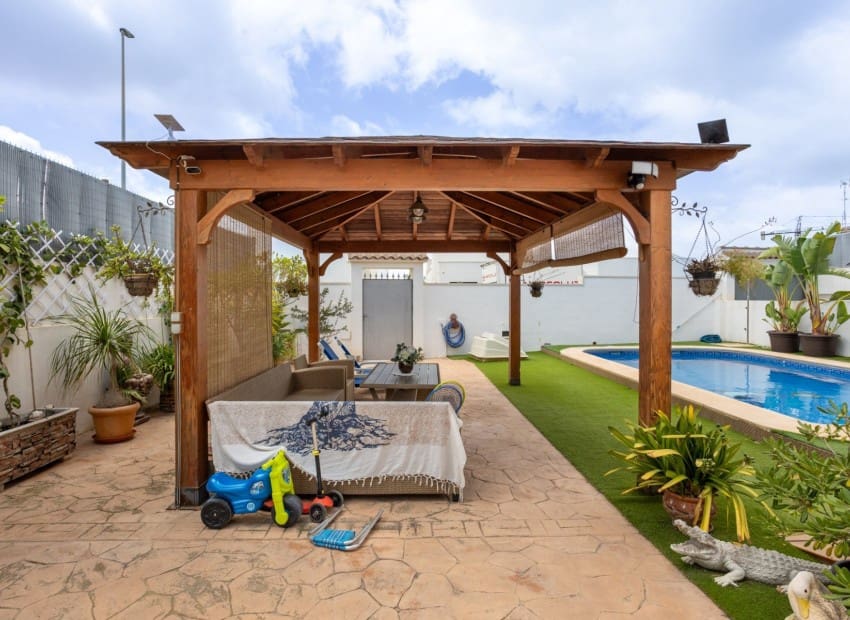 Chalet de 4 habitaciones en Los Montesinos en venta con piscina garaje - 750.000 € (Ref: 9911930)