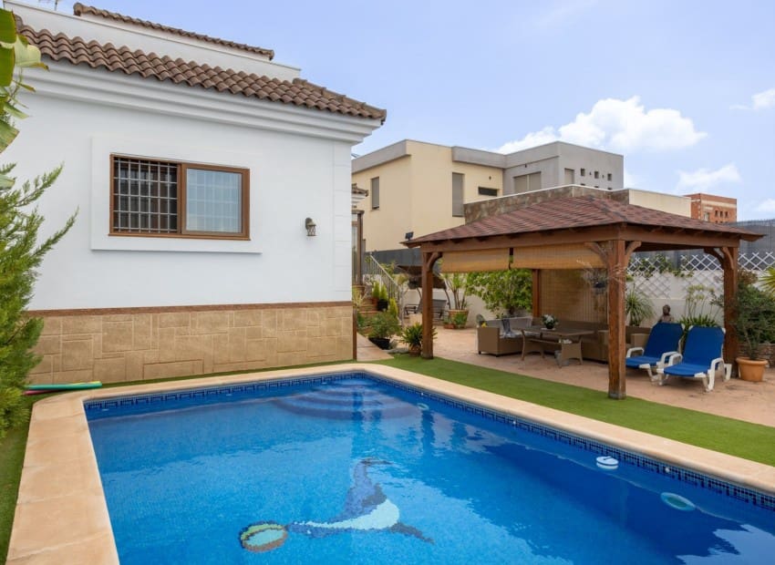 Chalet de 4 habitaciones en Los Montesinos en venta con piscina garaje - 750.000 € (Ref: 9911930)