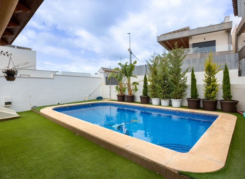 Chalet de 4 habitaciones en Los Montesinos en venta con piscina garaje - 750.000 € (Ref: 9911930)