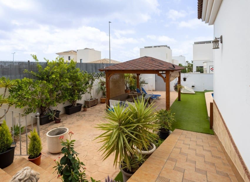 Chalet de 4 habitaciones en Los Montesinos en venta con piscina garaje - 750.000 € (Ref: 9911930)